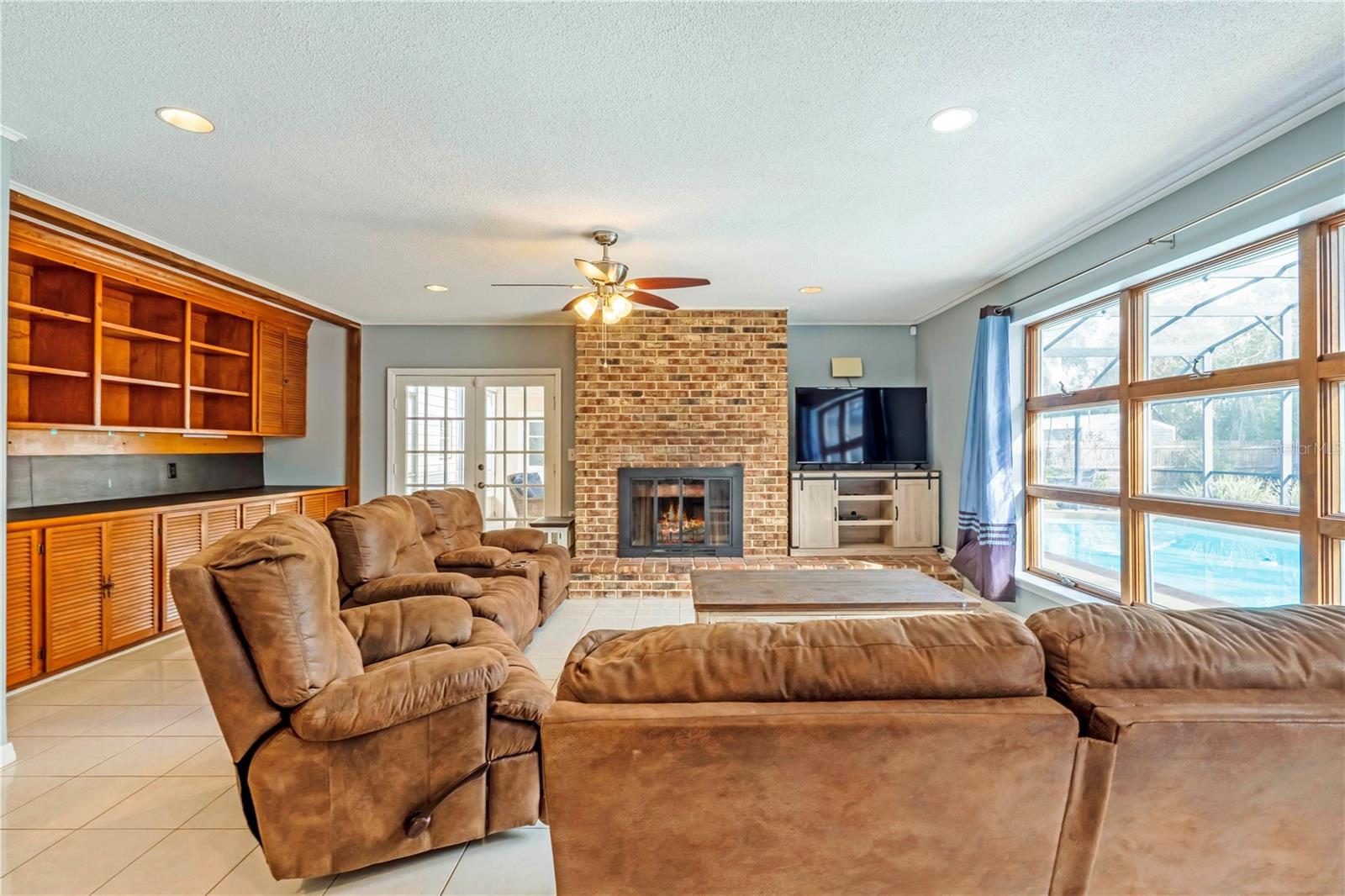 Image 7 of 40 For 2255 Florence Avenue