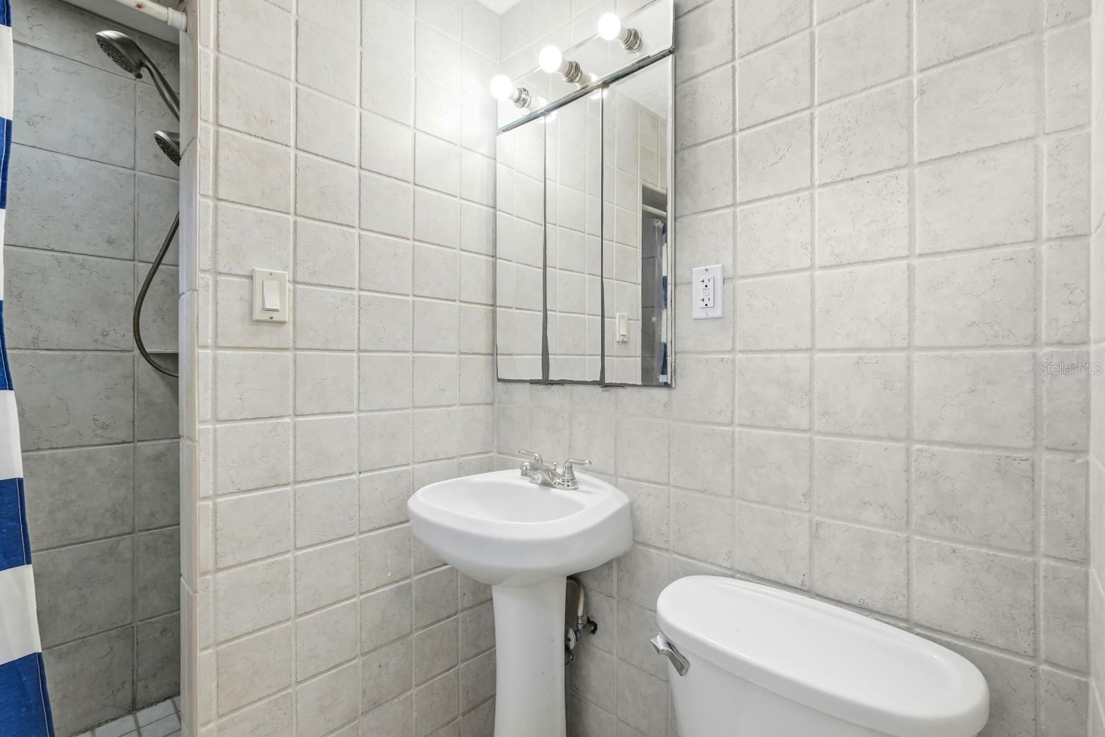 Image 18 of 40 For 820 Valencia Road