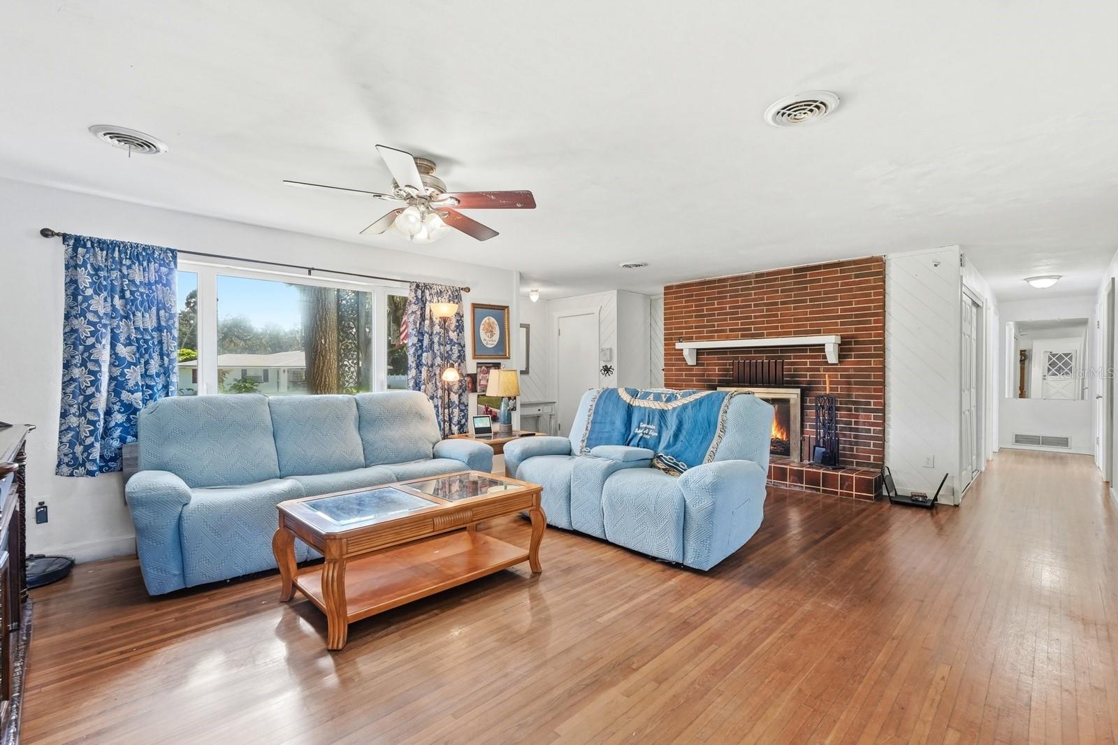 Image 5 of 40 For 820 Valencia Road