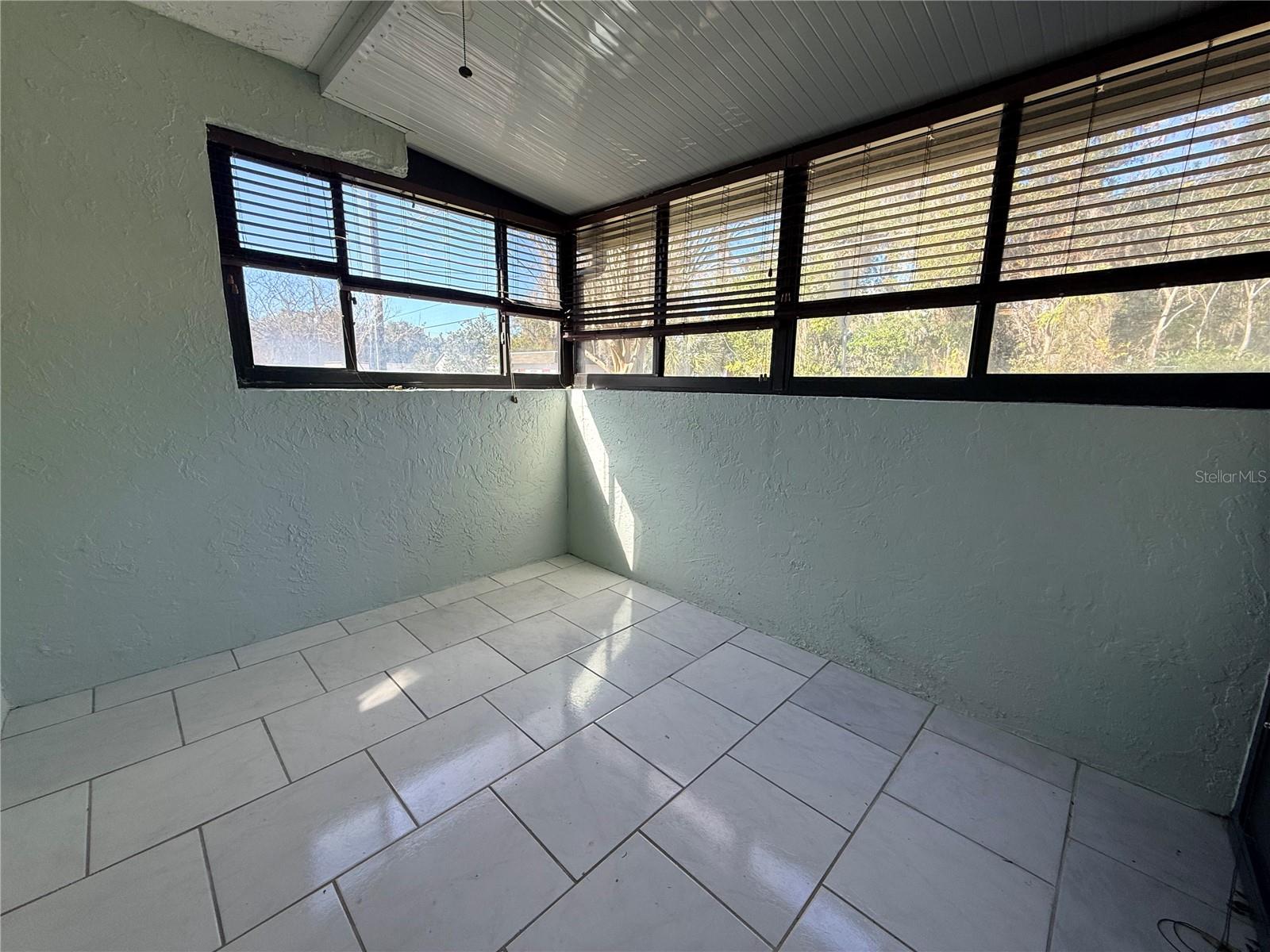 Image 19 of 26 For 100 Kentucky Avenue A6