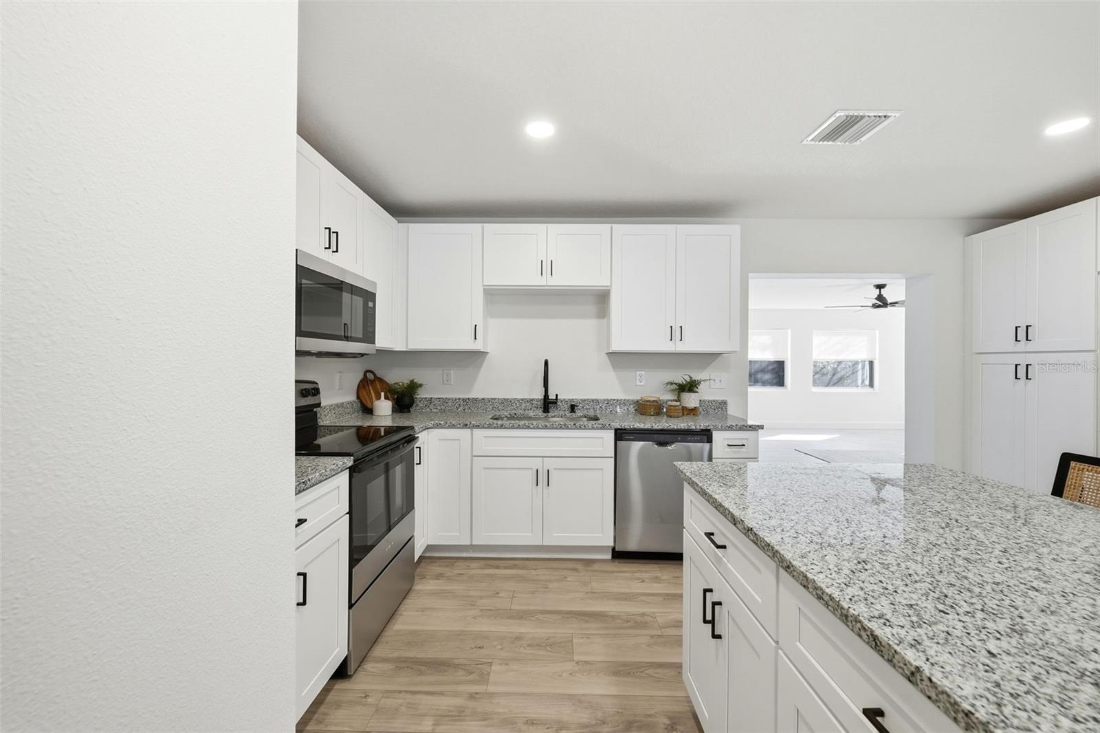 Image 5 of 32 For 516 Park Avenue