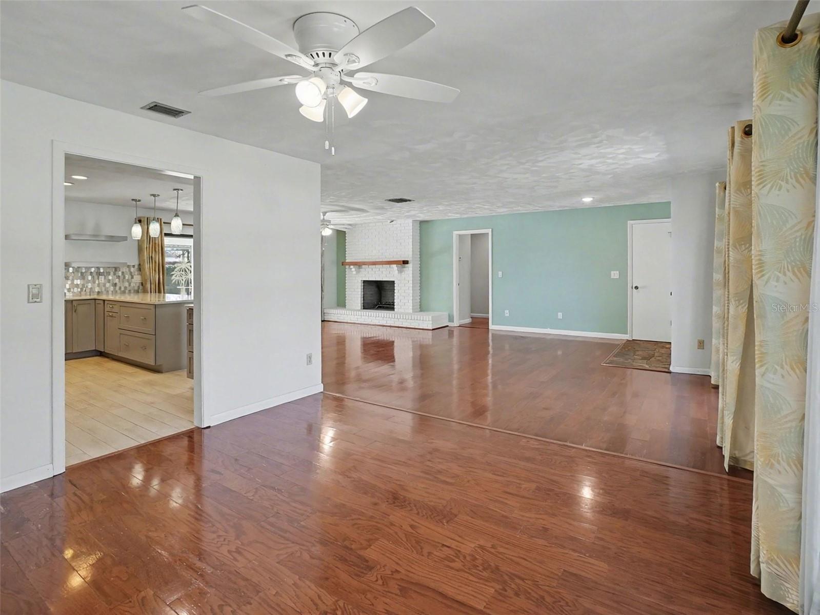 Image 4 of 31 For 7618 Waunatta Court