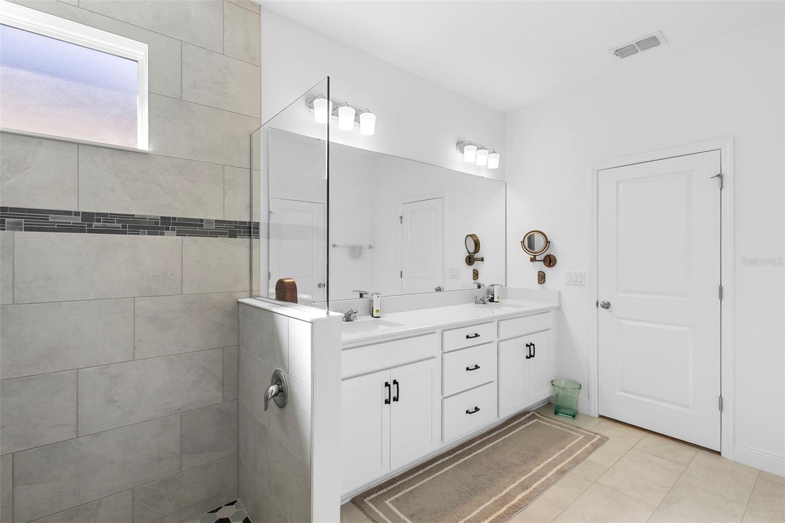 Image 26 of 54 For 744 Hyperion Drive