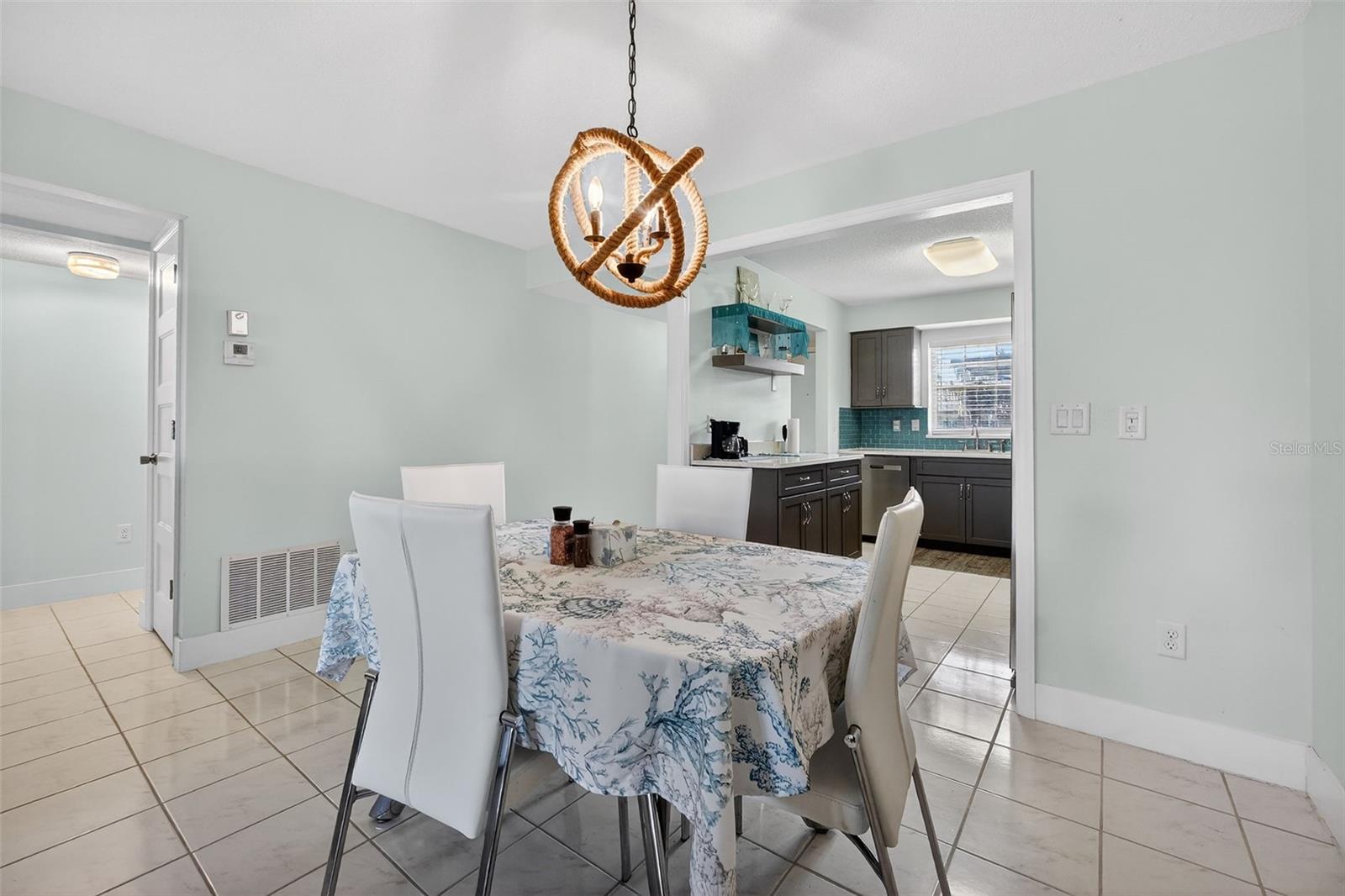 Image 21 of 61 For 1640 Juno Trail 102a