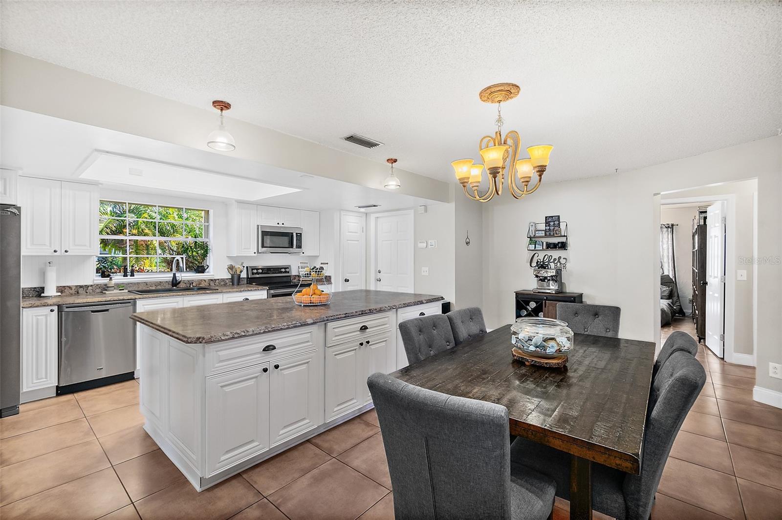 Image 6 of 42 For 3622 Dame Street