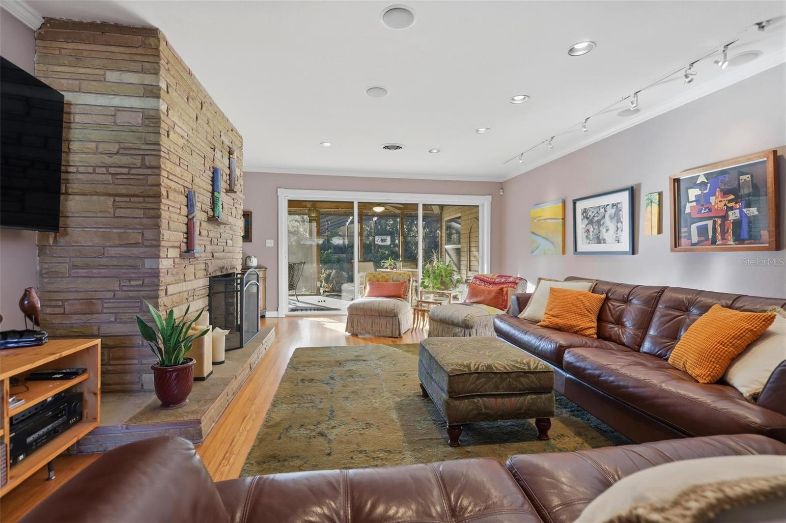 Image 7 of 77 For 218 High Street