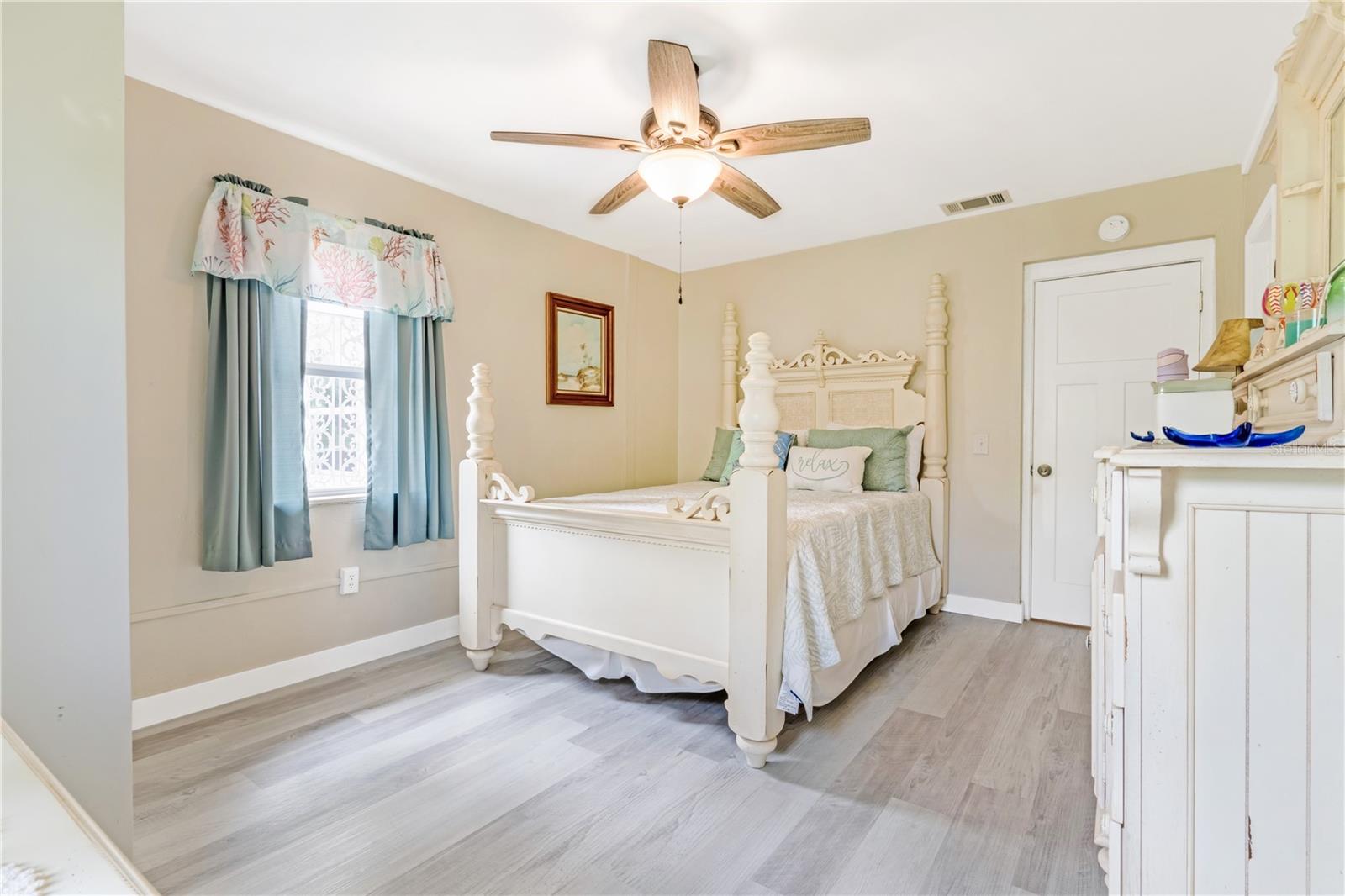 Image 23 of 37 For 1420 Grandview Avenue