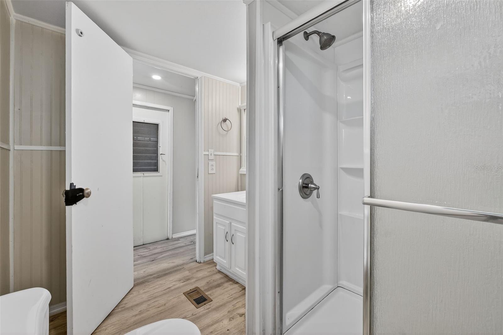 Image 18 of 31 For 5413 Isabelle Avenue