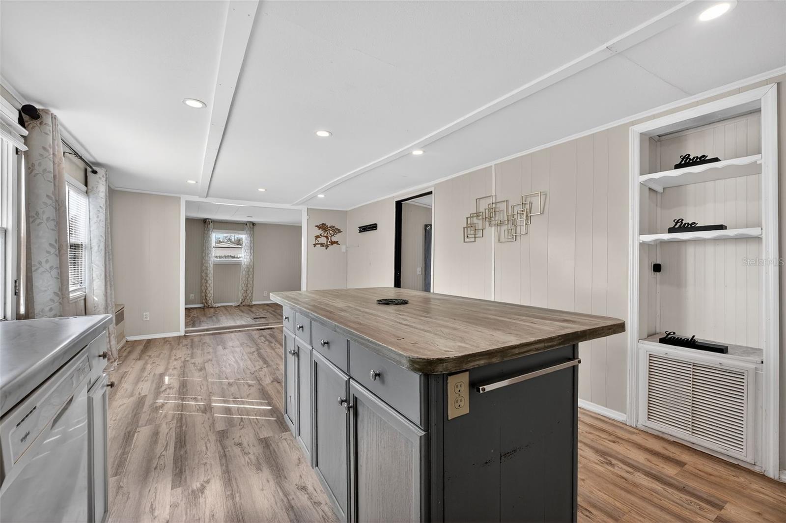 Image 5 of 31 For 5413 Isabelle Avenue