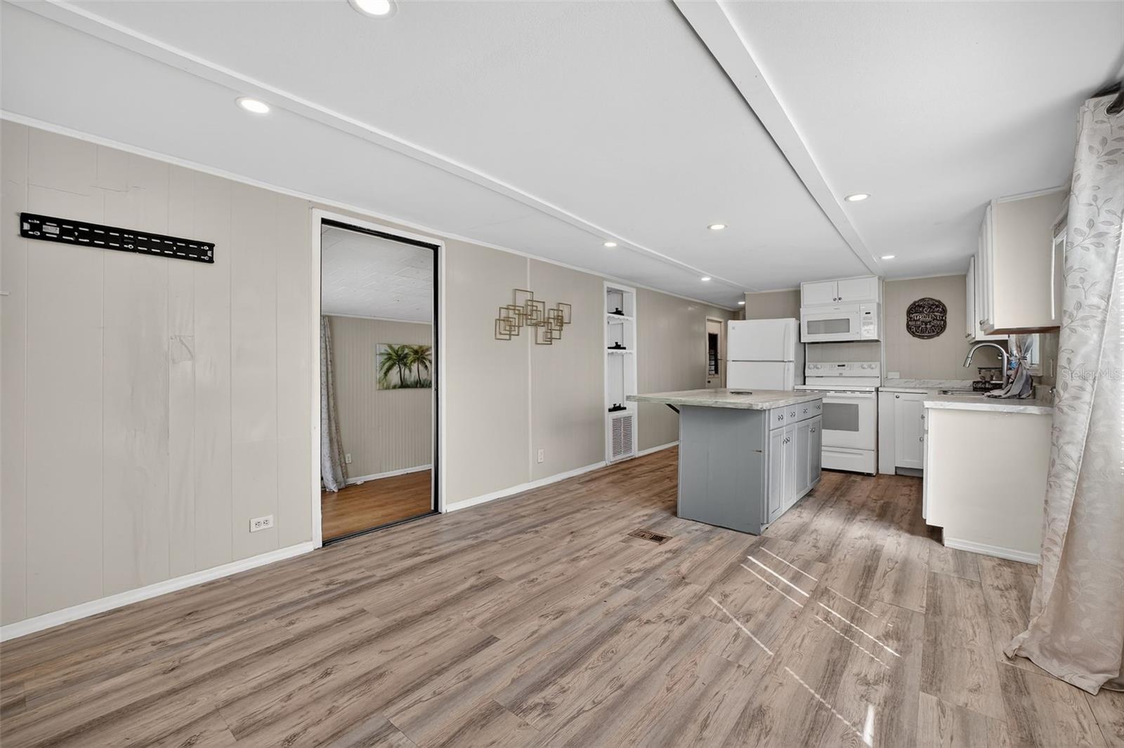 Image 6 of 31 For 5413 Isabelle Avenue