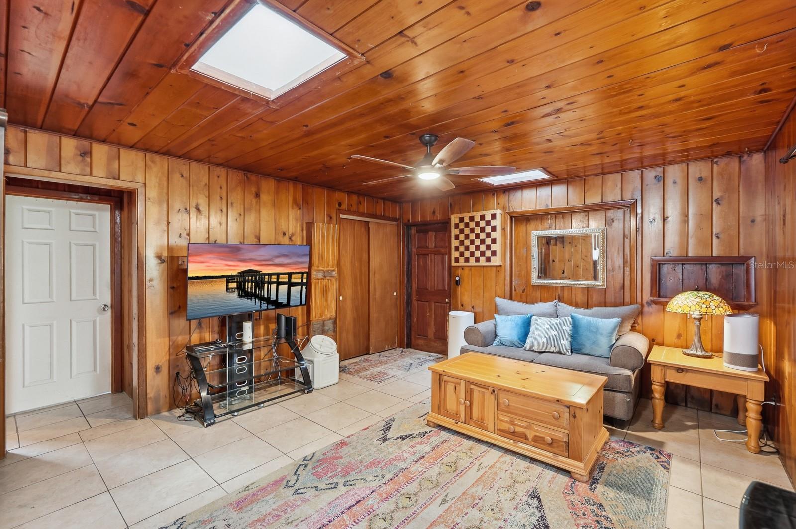 Image 15 of 45 For 930 Amelia Avenue