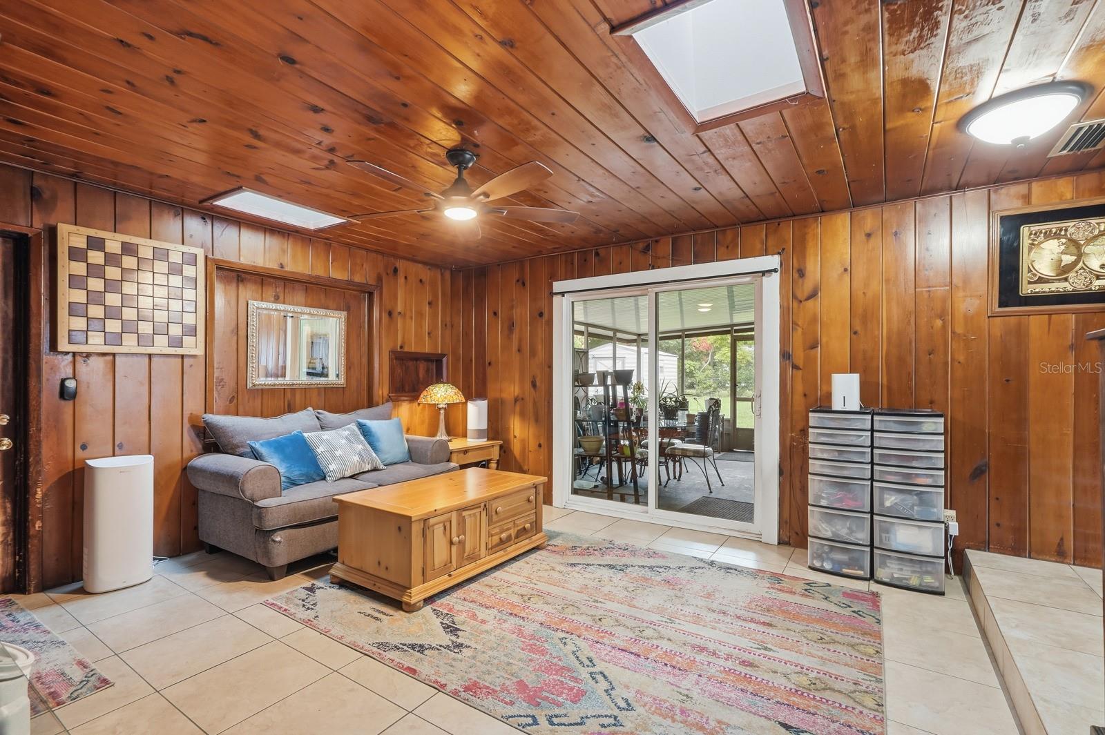 Image 16 of 45 For 930 Amelia Avenue