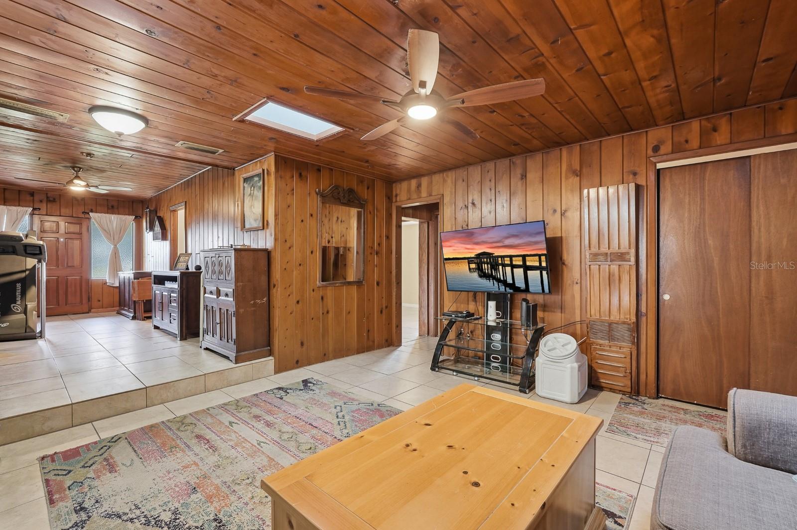 Image 17 of 45 For 930 Amelia Avenue