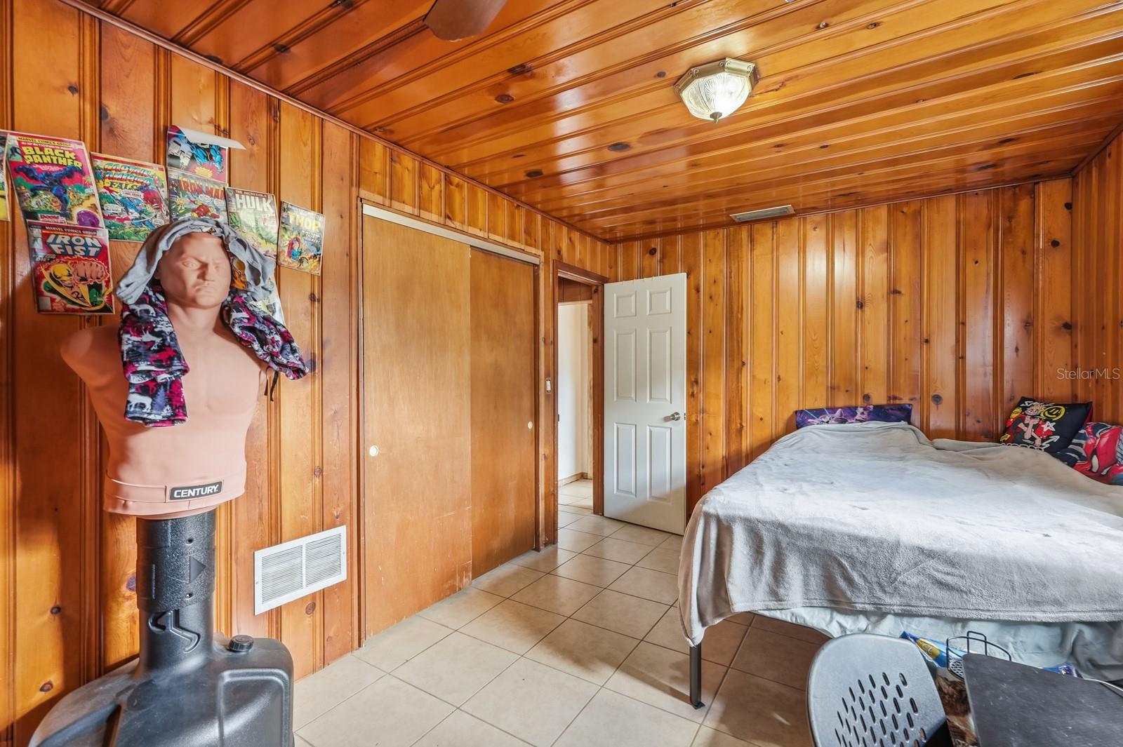 Image 24 of 45 For 930 Amelia Avenue