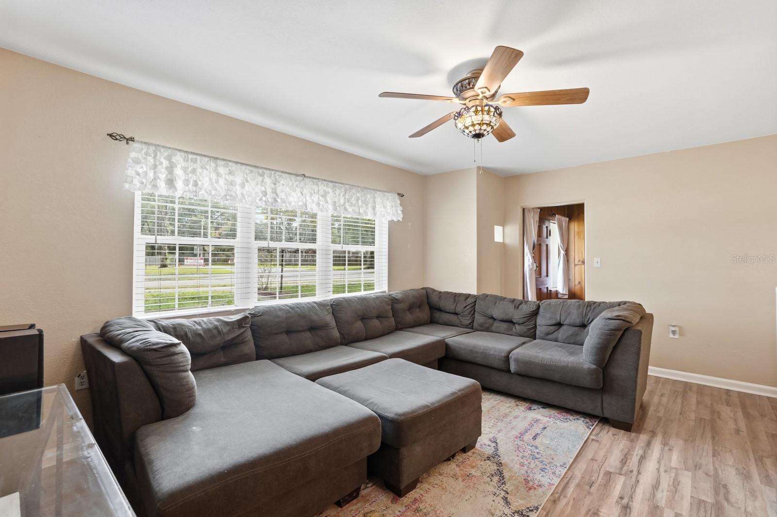 Image 6 of 45 For 930 Amelia Avenue