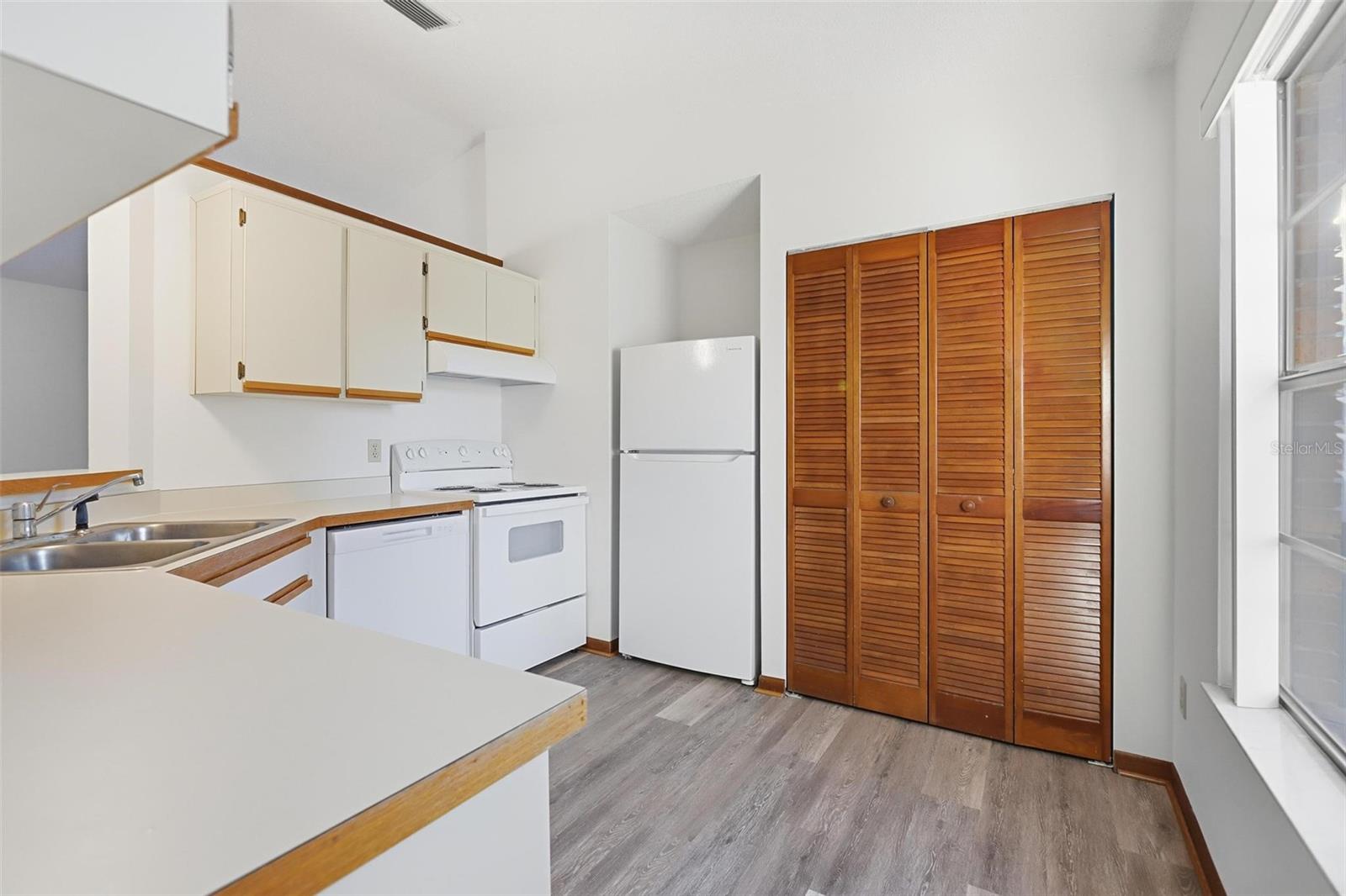 Image 7 of 21 For 536 Gaspar Avenue