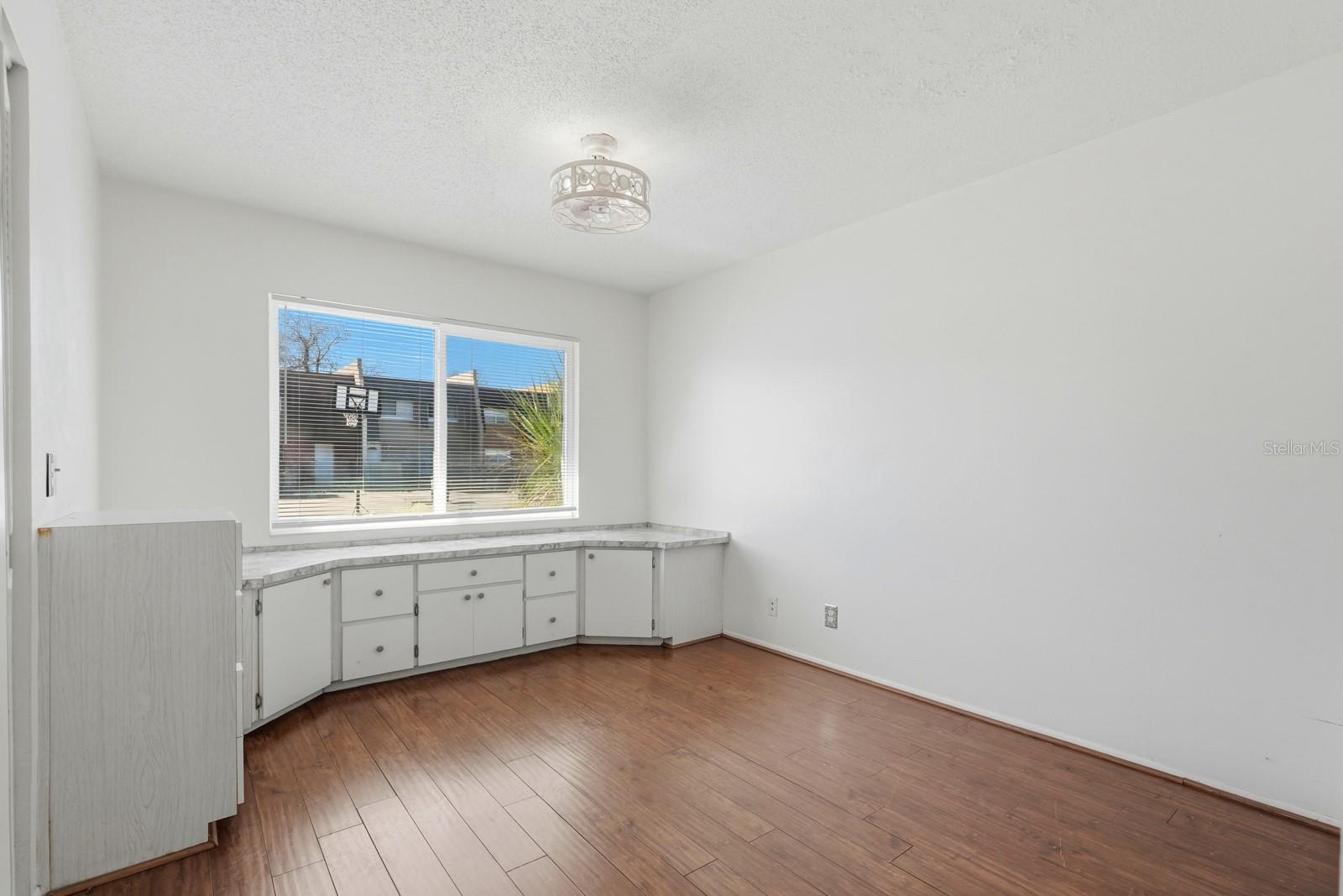 Image 19 of 49 For 903 W Millard Court