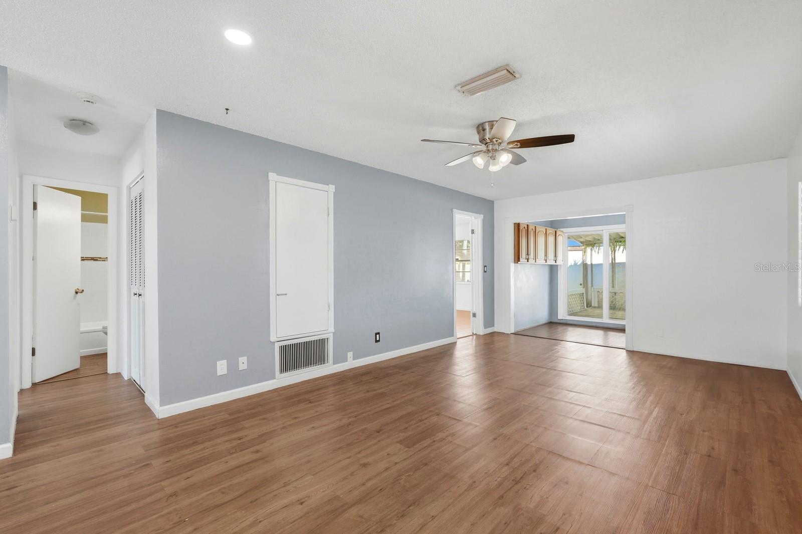 Image 6 of 49 For 903 W Millard Court