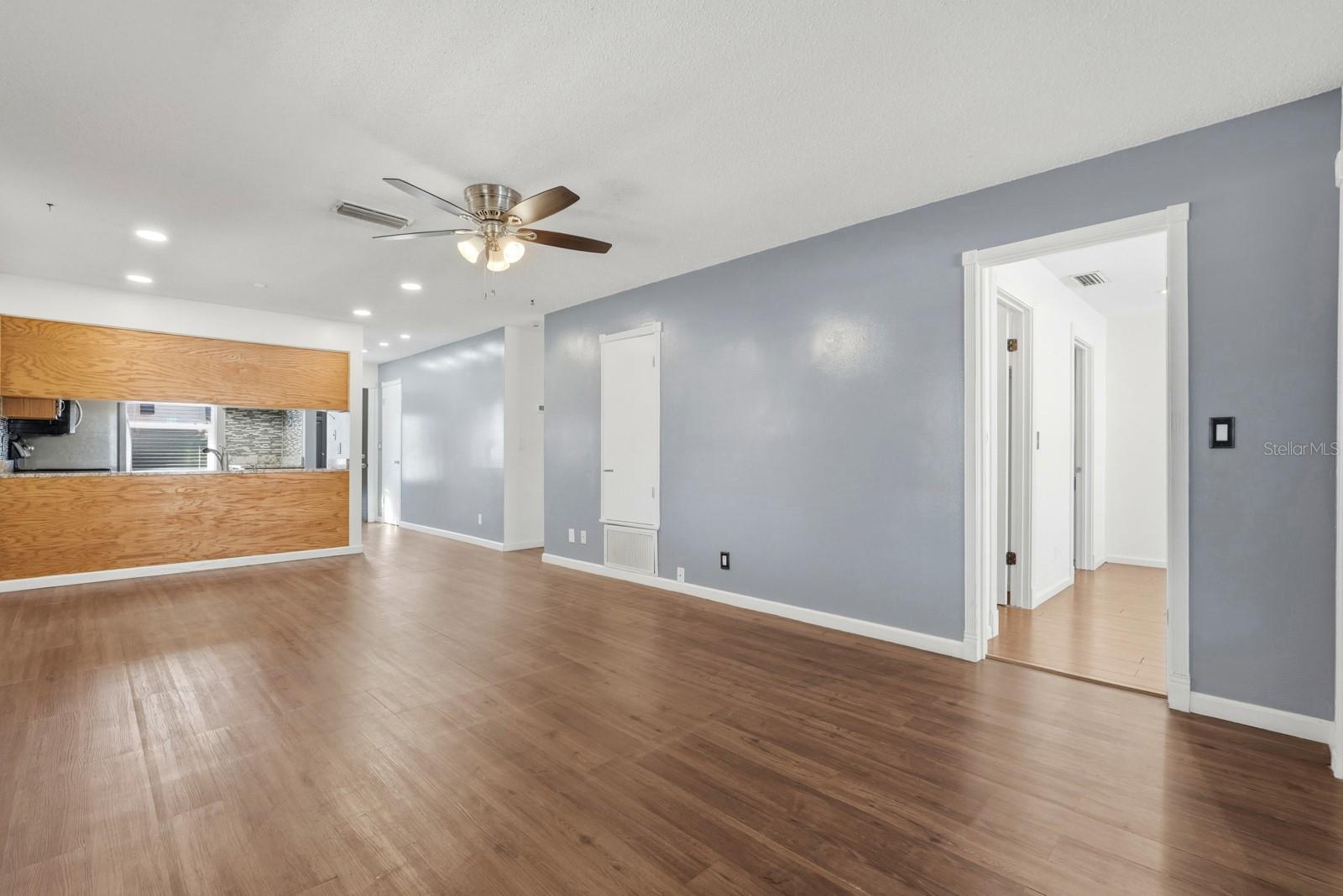 Image 7 of 49 For 903 W Millard Court