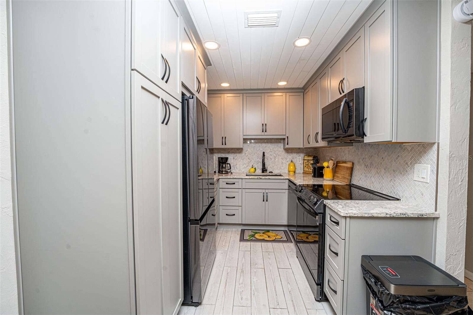 Image 6 of 34 For 3800 Saxon Drive 150