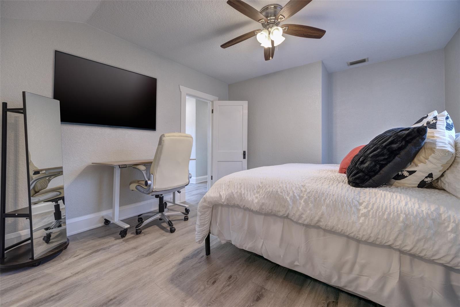 Image 13 of 25 For 117 Euclid Avenue