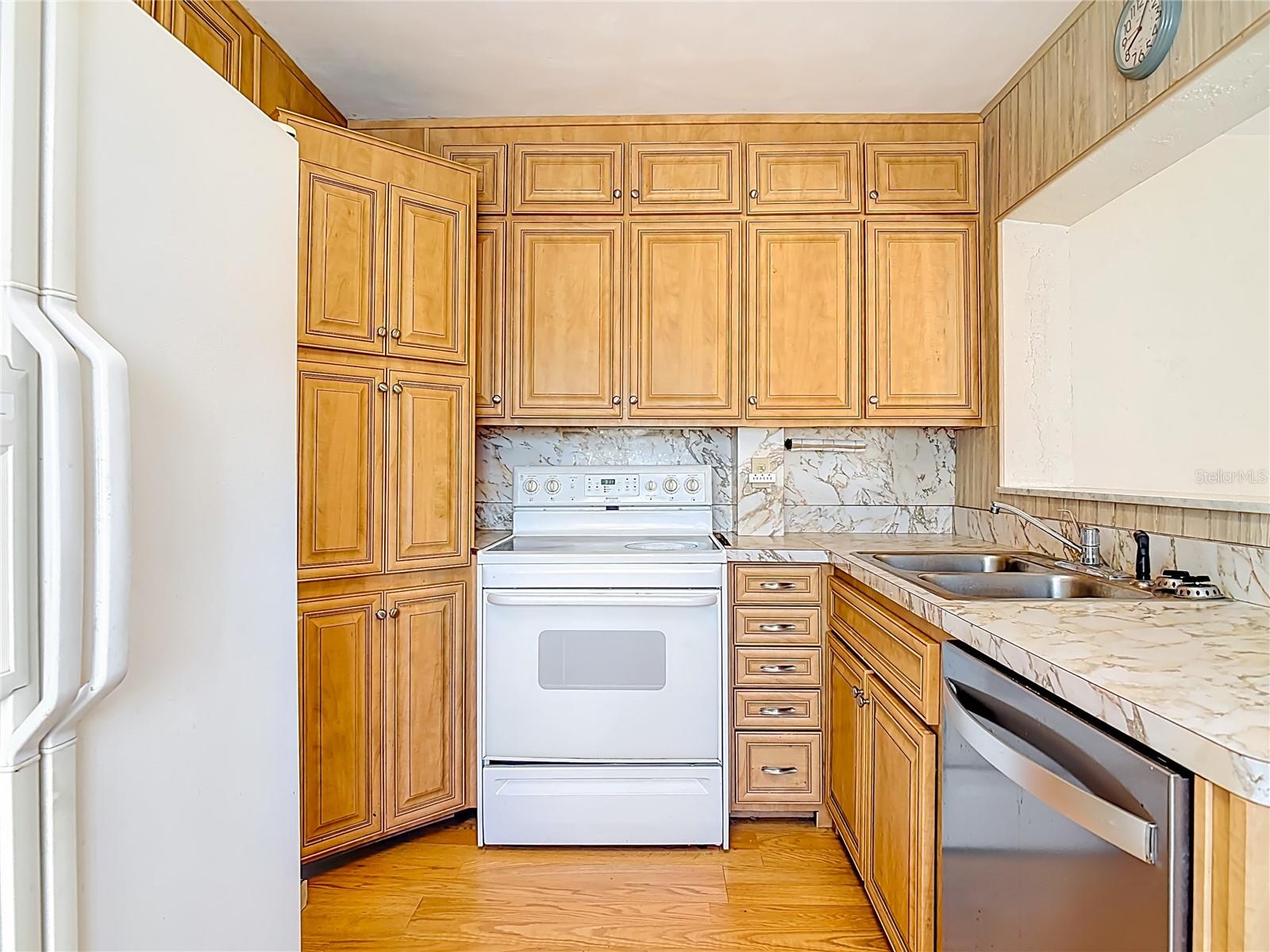 Image 11 of 79 For 730 University Avenue