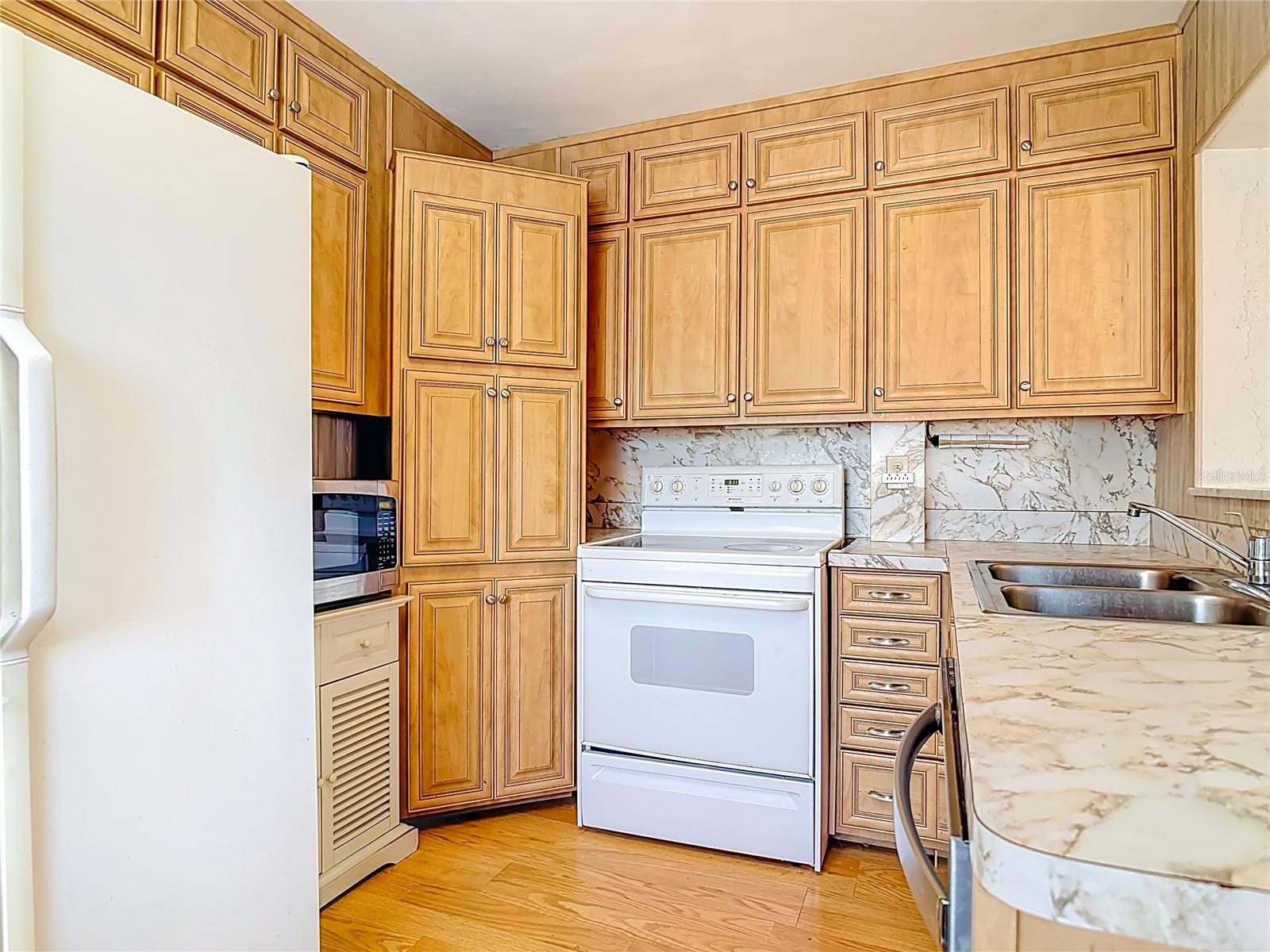 Image 12 of 79 For 730 University Avenue