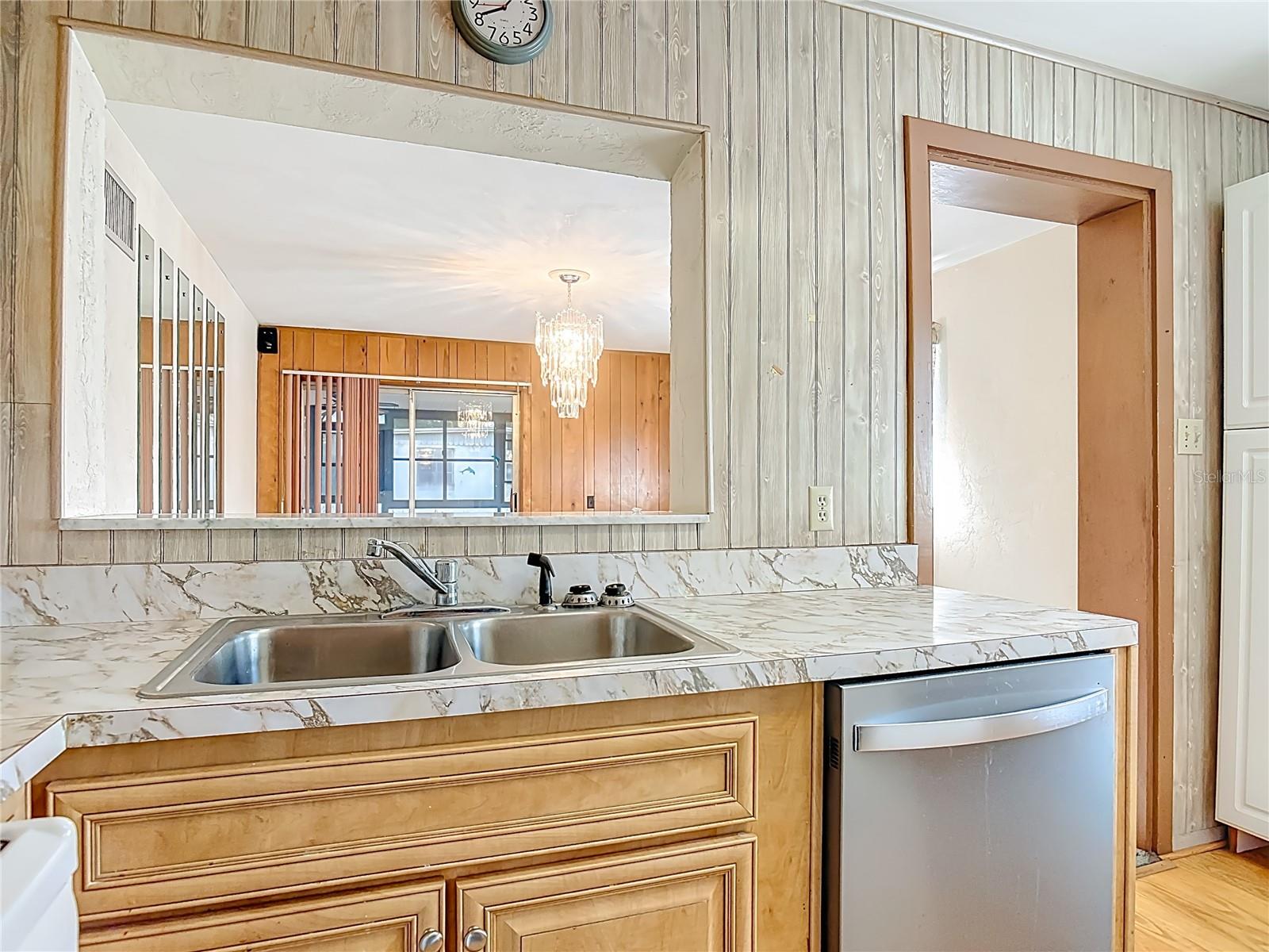 Image 15 of 79 For 730 University Avenue