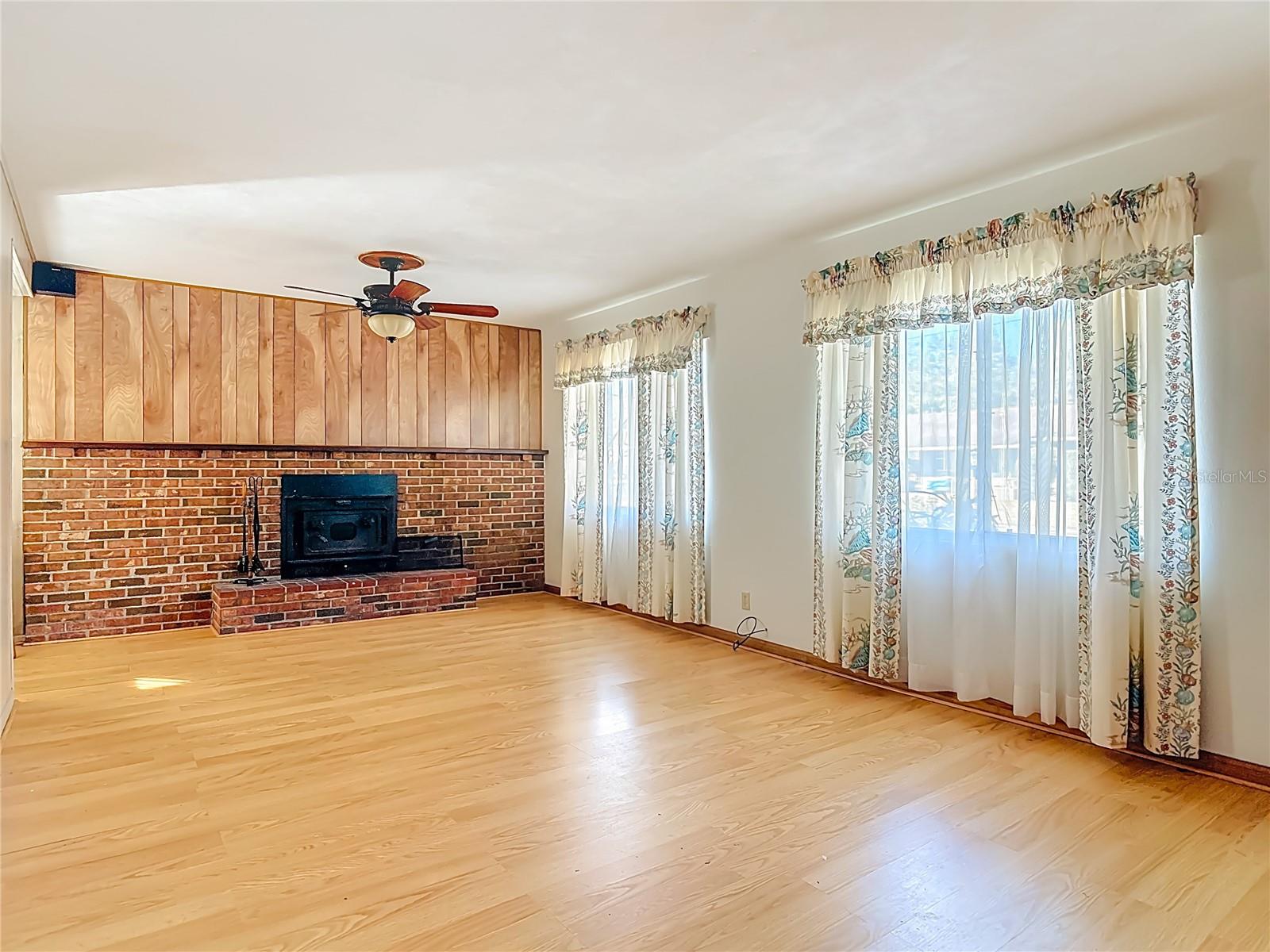 Image 5 of 79 For 730 University Avenue