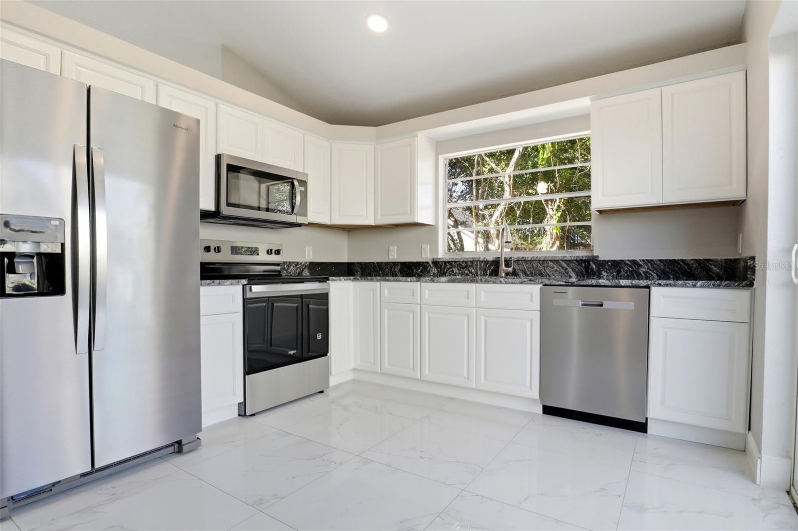 Image 17 of 36 For 676 Weybridge Court