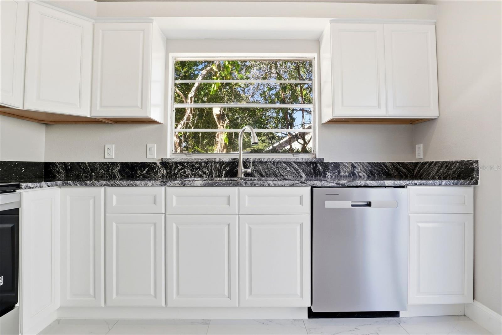 Image 19 of 36 For 676 Weybridge Court