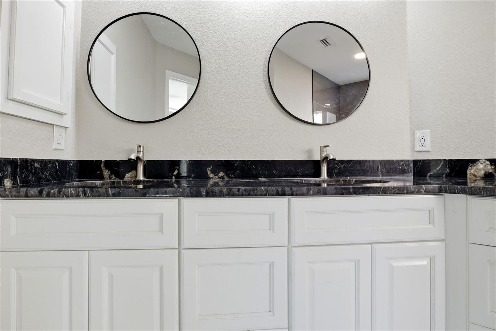 Image 28 of 36 For 676 Weybridge Court