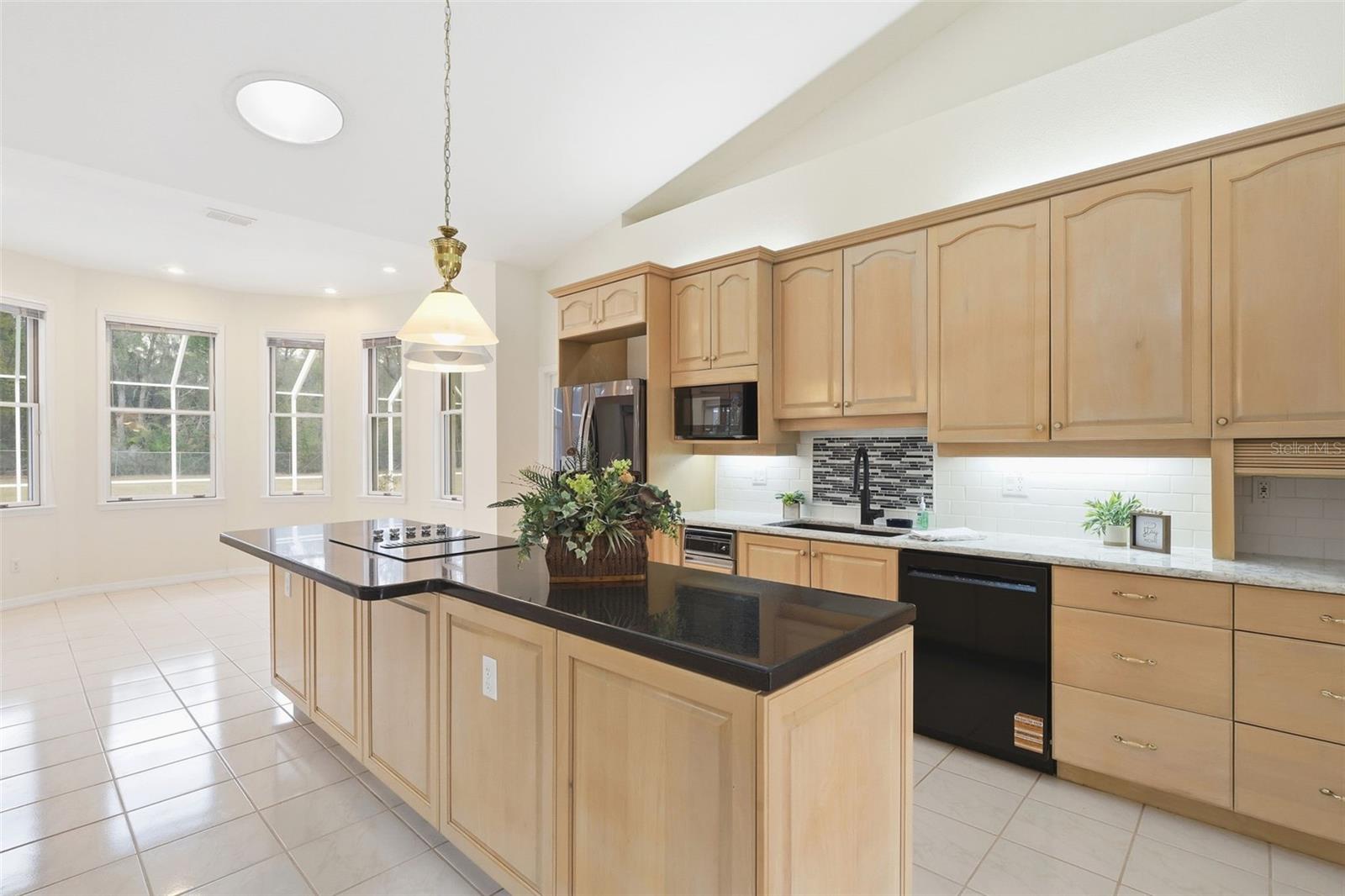 Listing photo id 10 for 1979 Hazen Road