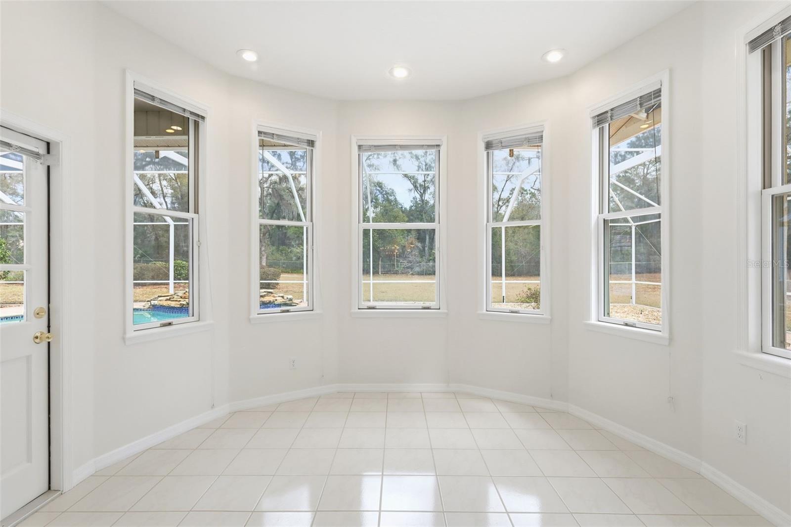 Listing photo id 11 for 1979 Hazen Road