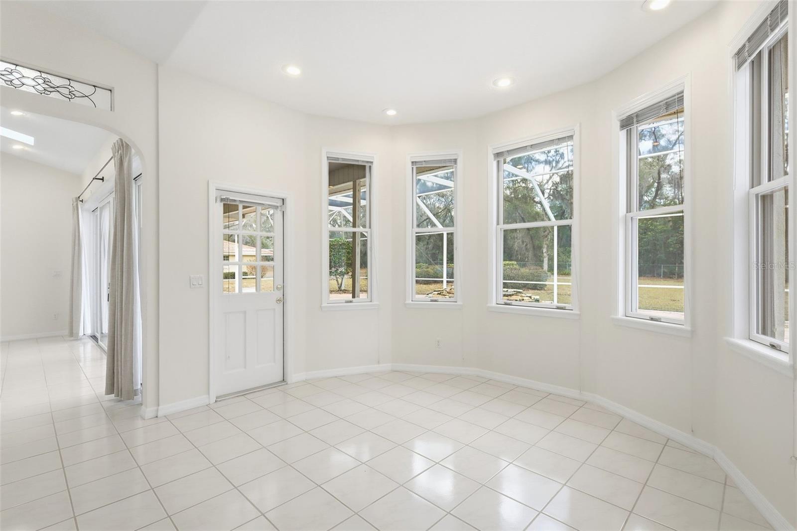 Listing photo id 12 for 1979 Hazen Road