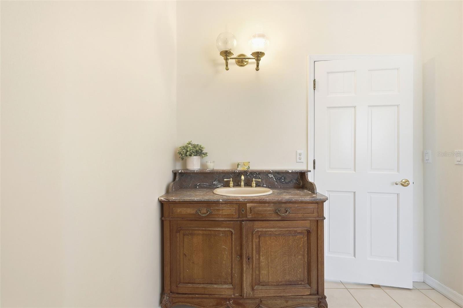 Listing photo id 24 for 1979 Hazen Road