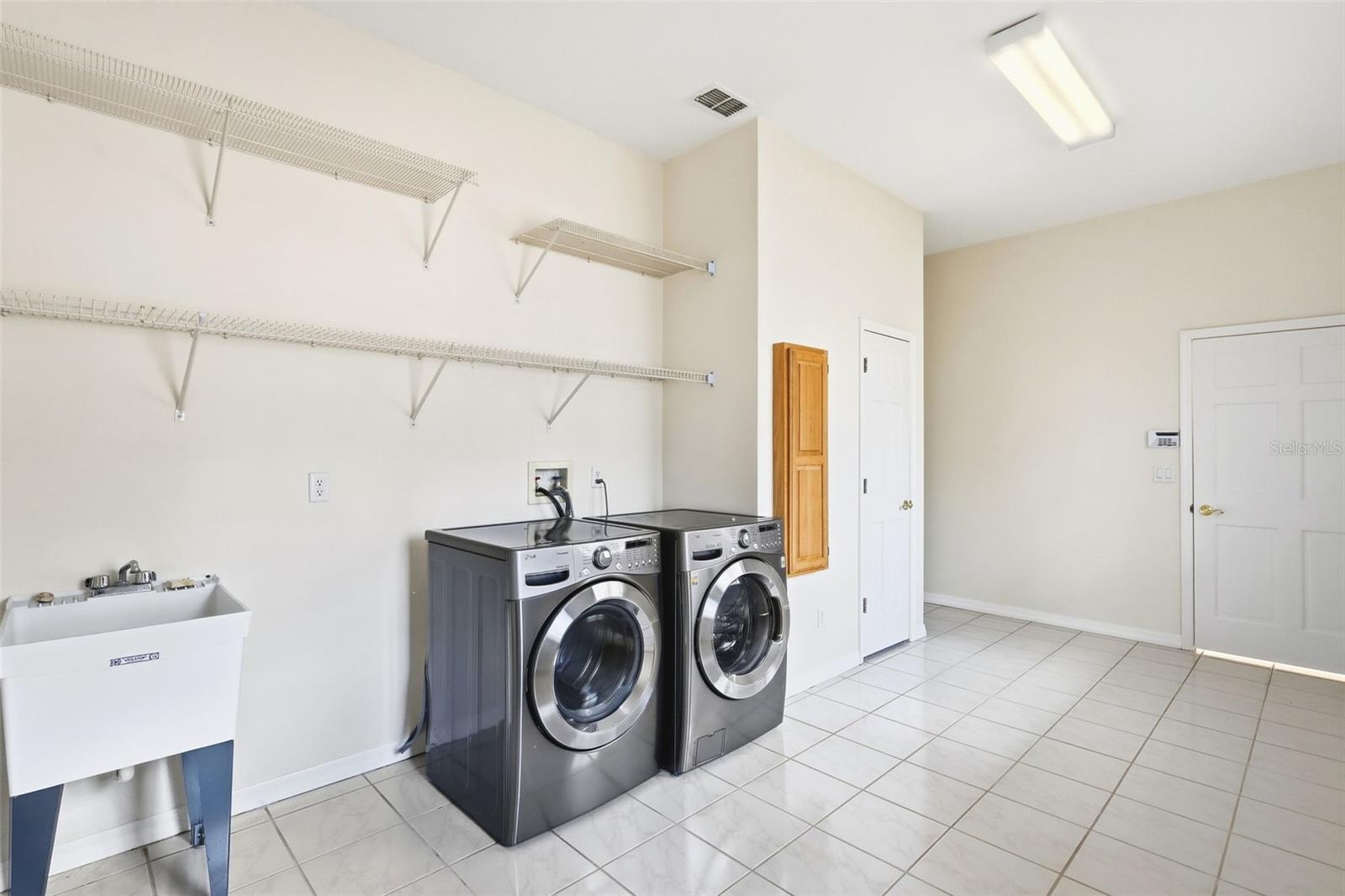 Listing photo id 25 for 1979 Hazen Road