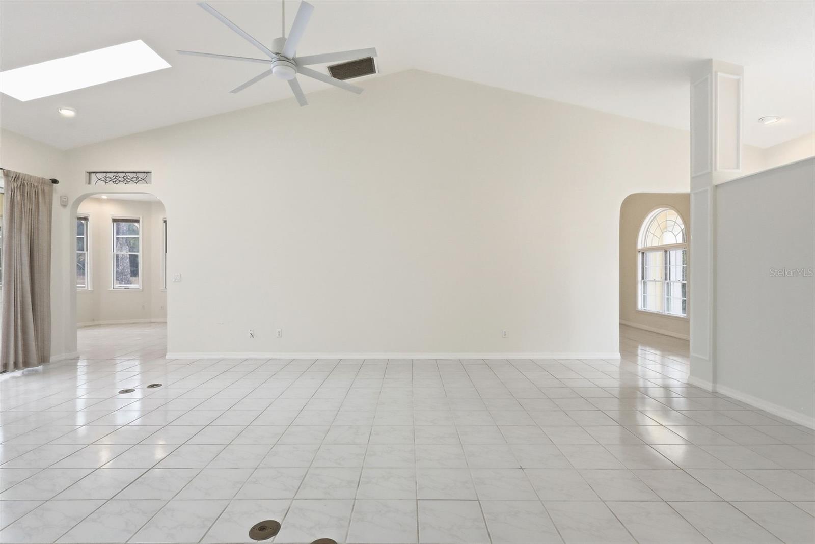 Listing photo id 3 for 1979 Hazen Road