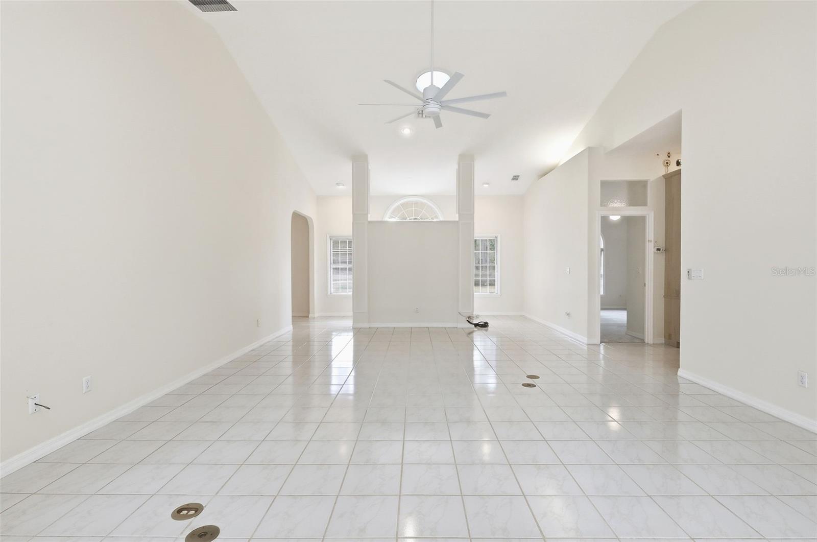 Listing photo id 4 for 1979 Hazen Road