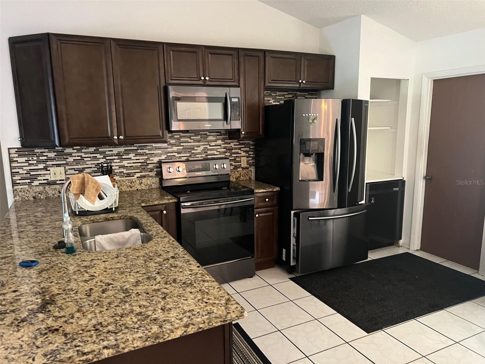 Listing photo id 3 for 330 Bonnie Lane