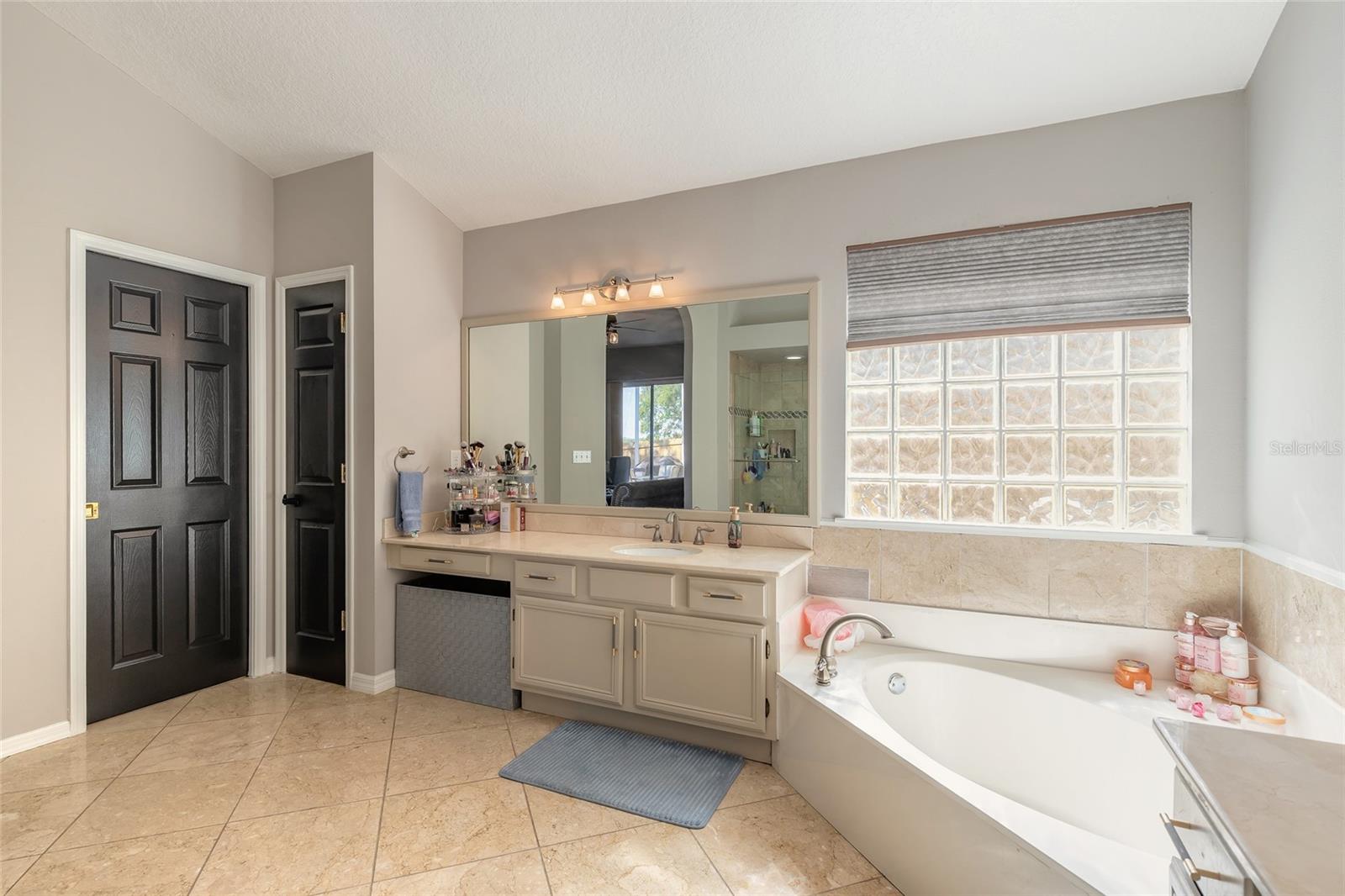 Image 22 of 47 For 1103 Lake Legro Court