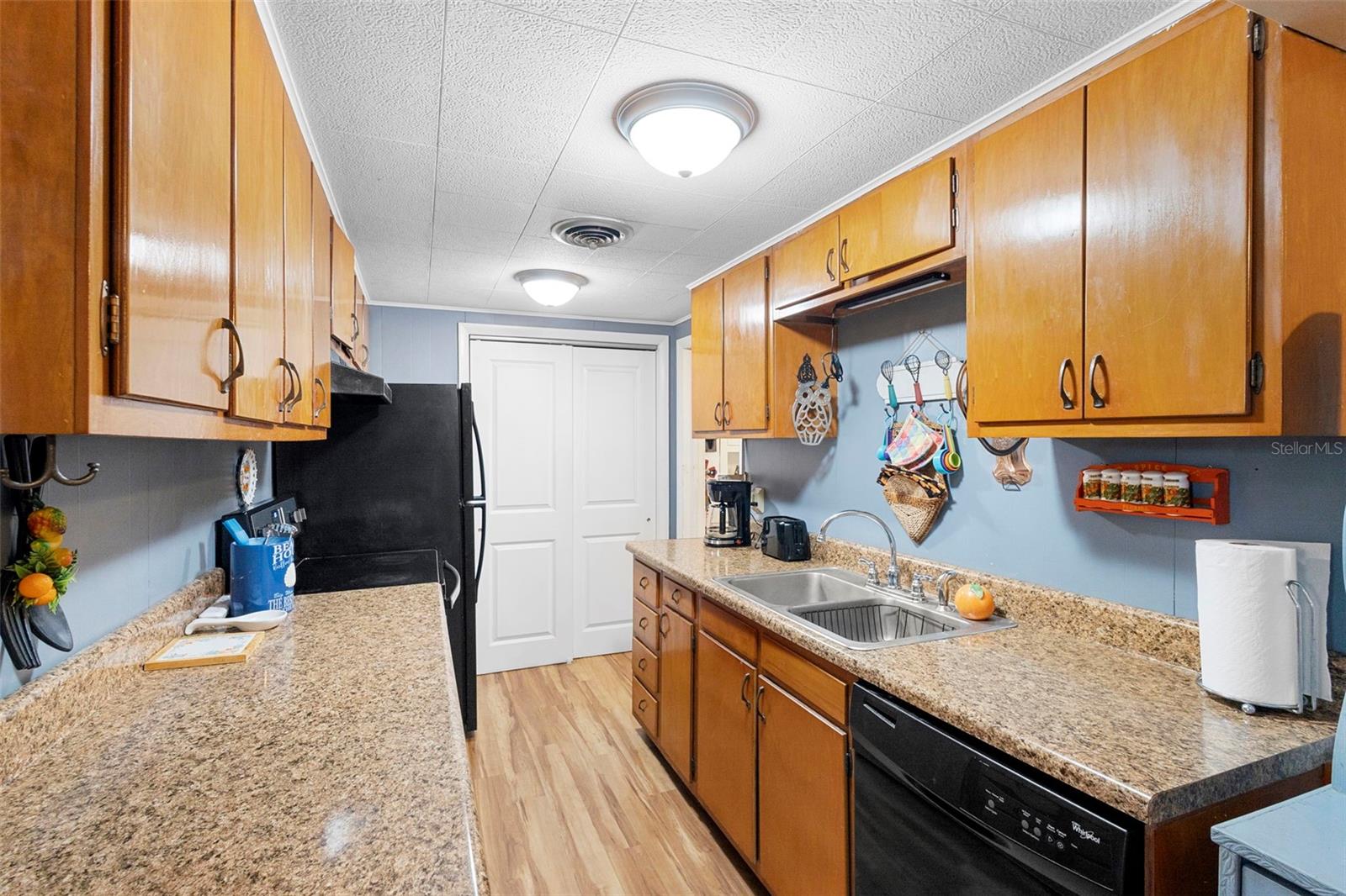 Image 22 of 43 For 529 Leavitt Avenue