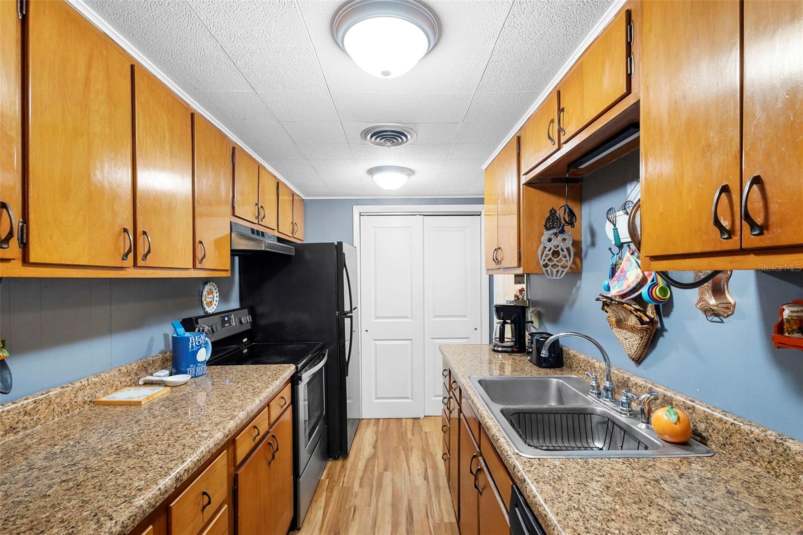 Image 23 of 43 For 529 Leavitt Avenue