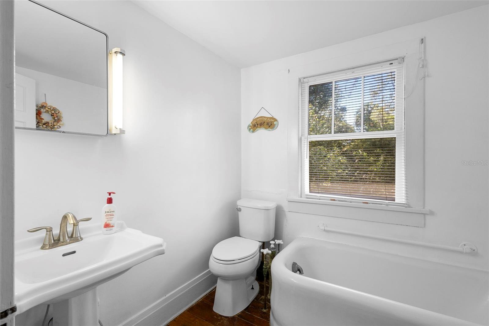 Image 37 of 43 For 529 Leavitt Avenue