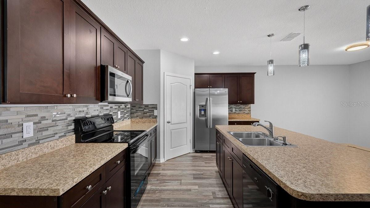 Image 12 of 49 For 430 Pink Coral Lane