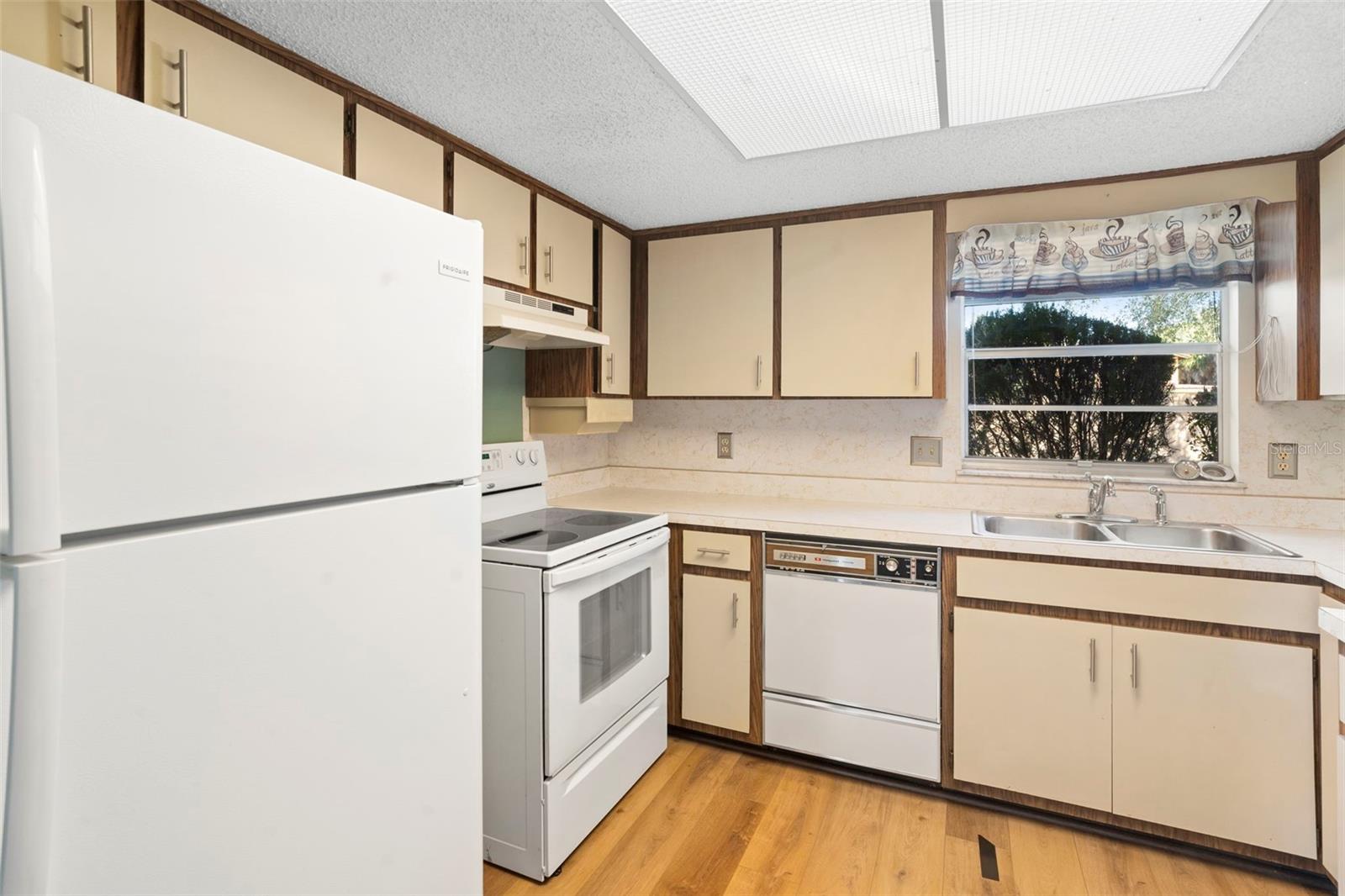 Image 22 of 40 For 42 Villa Villar Court 420