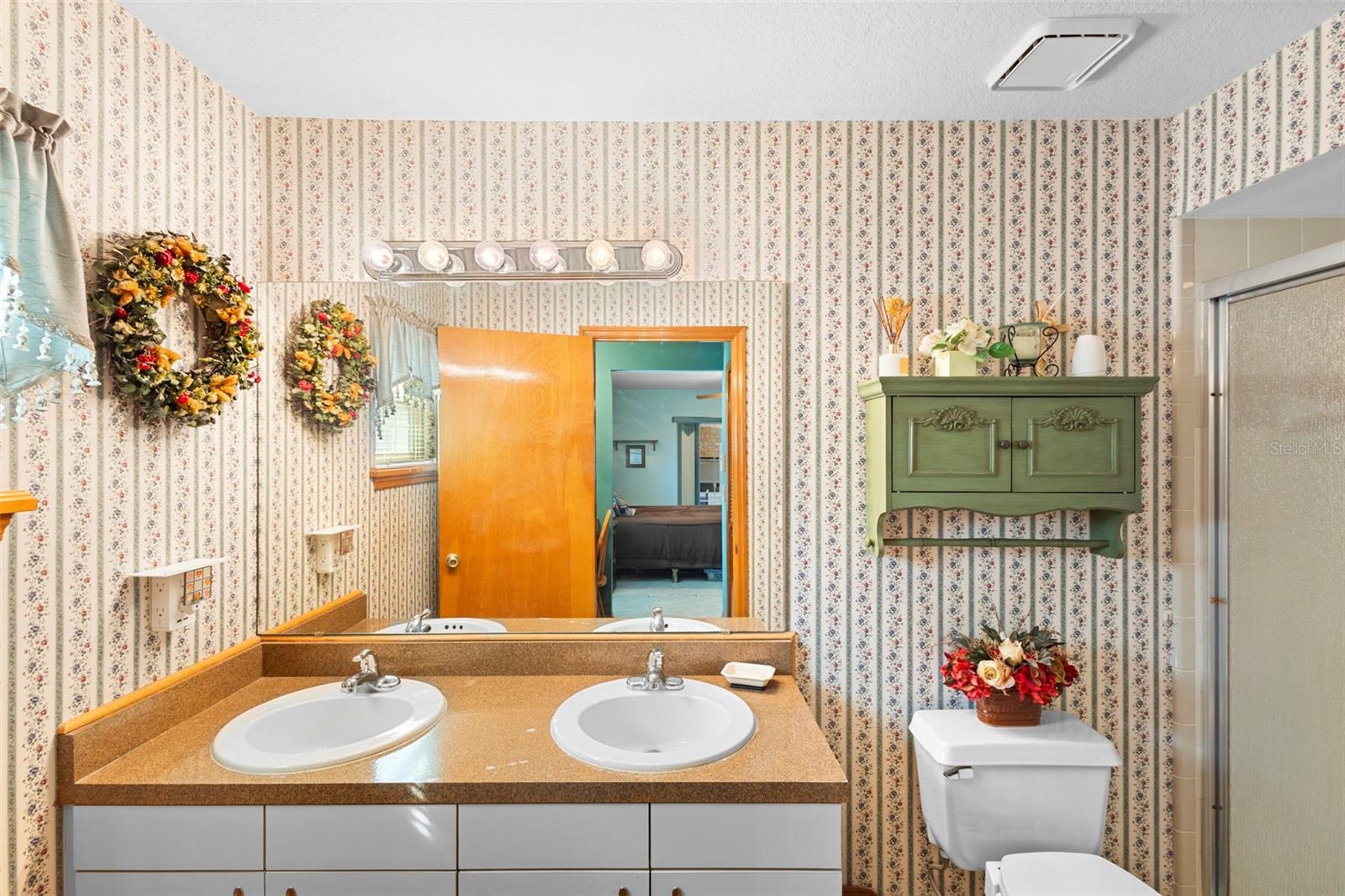 Image 20 of 40 For 114 Jarvis Avenue