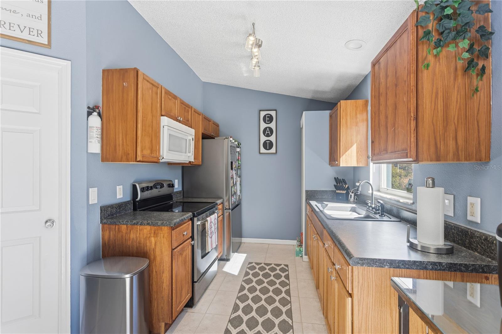 Image 8 of 27 For 1220 Catherine Street