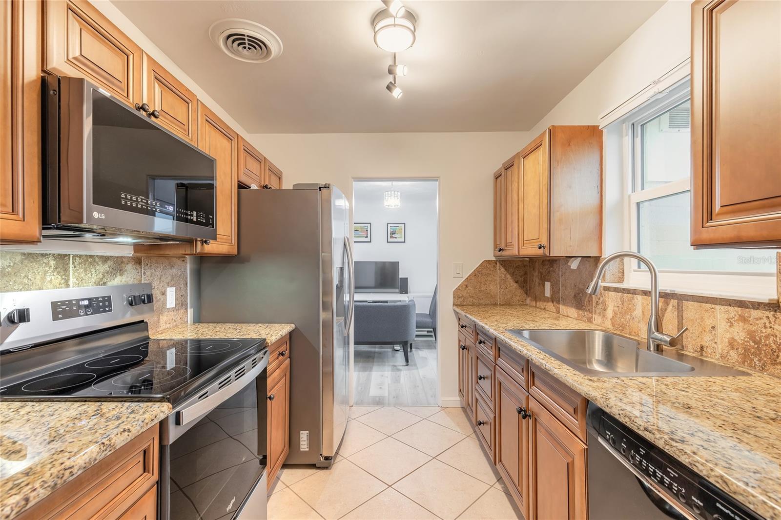 Image 6 of 25 For 212 Bonner Avenue