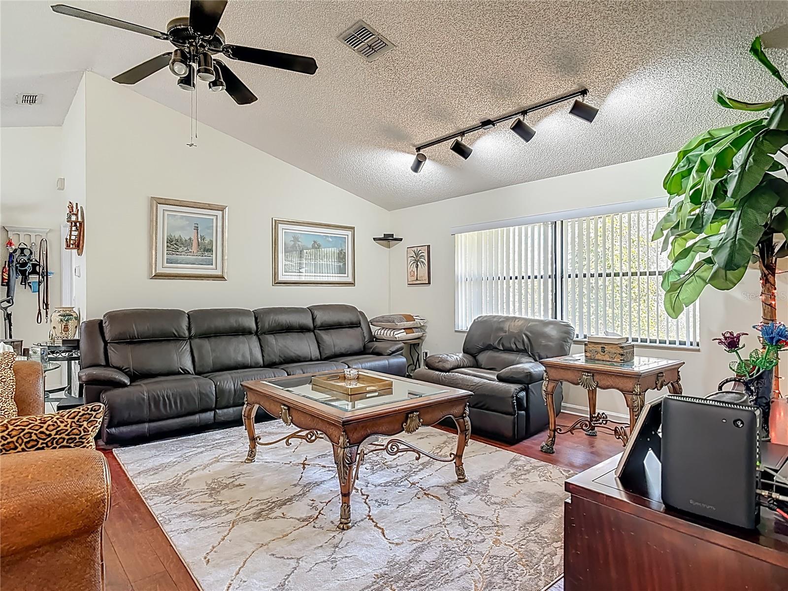 Listing photo id 13 for 1415 Stone Trail